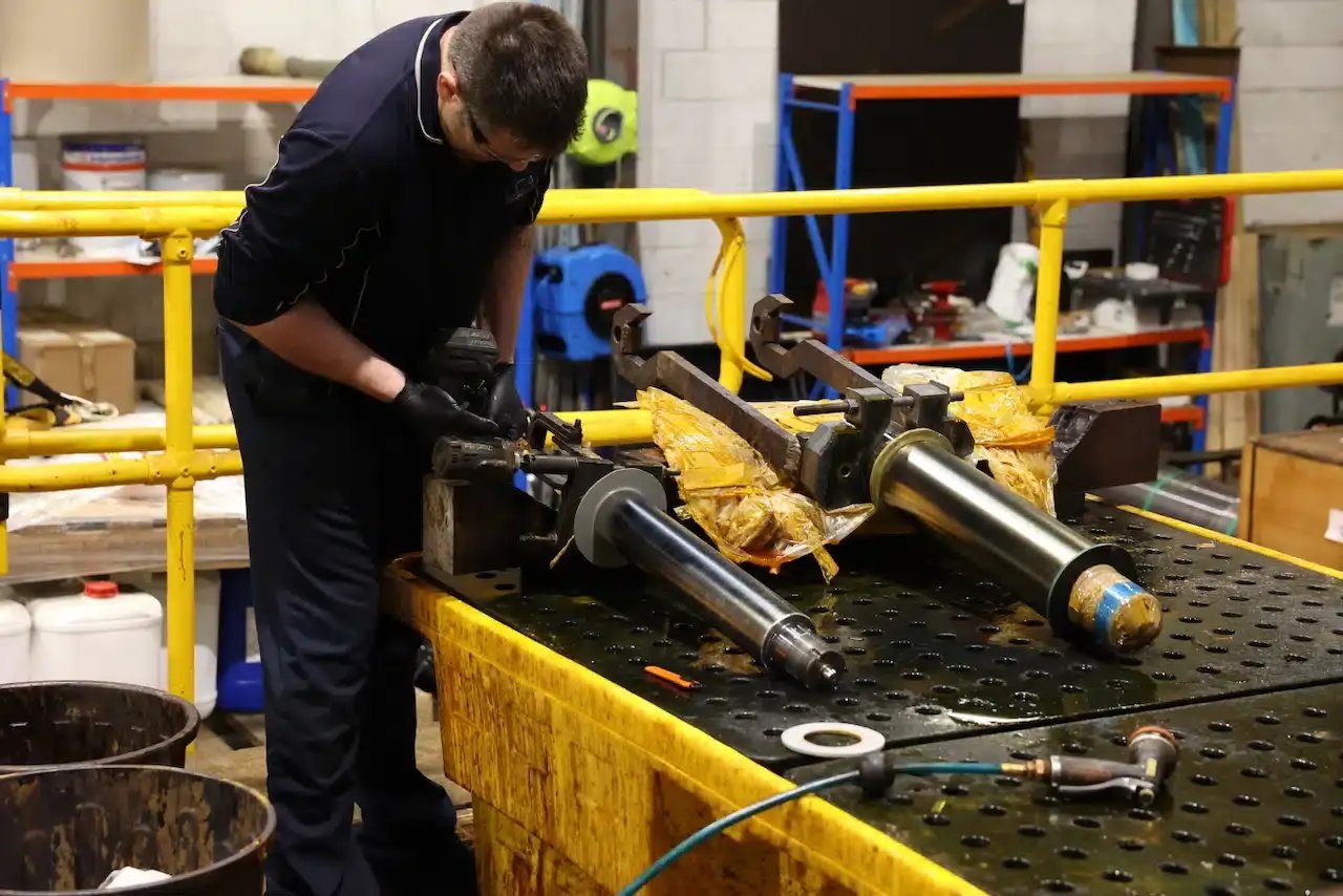 Berendsen-hard-chrome-plating-removing-from-tank.jpeg